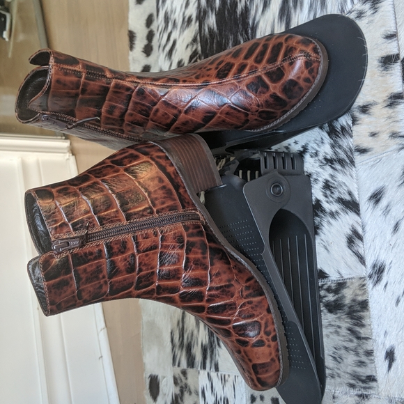 Brand New Stuart Weitzman crocodile embossed leather booties - Picture 4 of 6